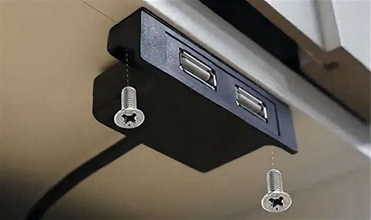 Процесс монтажа мебельного USB зарядного устройства в офисный стол